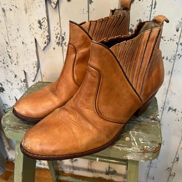 Vintage 70s The Wild Pair Tan Leather Ankle Boots Almond Toe W10 M8.5 - Picture 1 of 10
